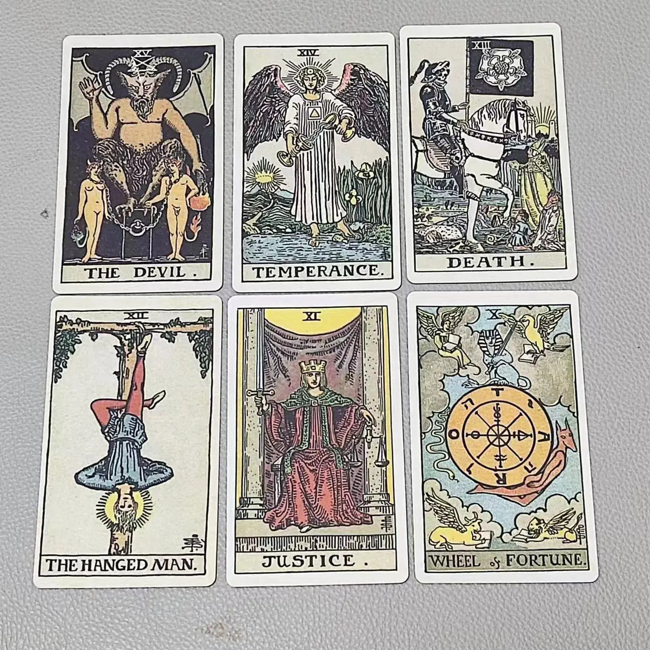 初心者向けの素敵な本が付いた古典的なタロットカード、10.3 - Tarot Deck With Guidebook のレビューと価格